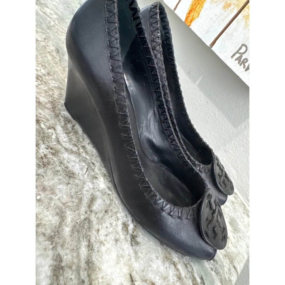 Tory Burch Suzi African peep‎ toe wedge pumps in black leather US 9.5